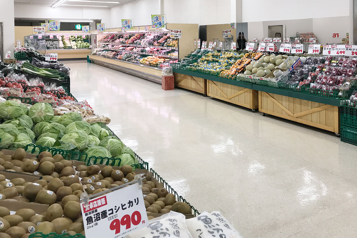 店内に並ぶ真っ赤な完熟りんごや、色とりどりの地元産野菜のディスプレイ